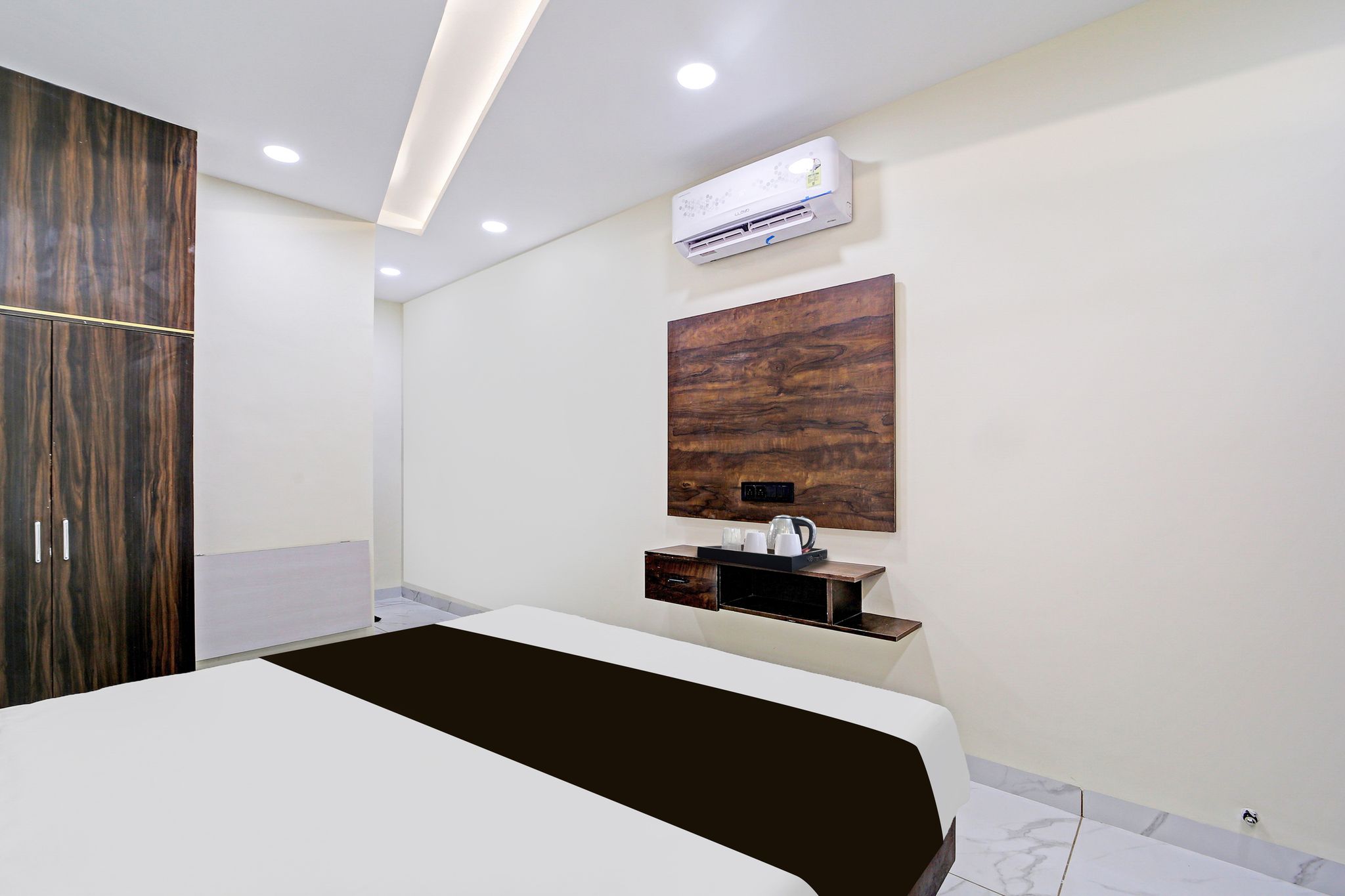 Super Townhouse LIG Main Road Indore Classic 17