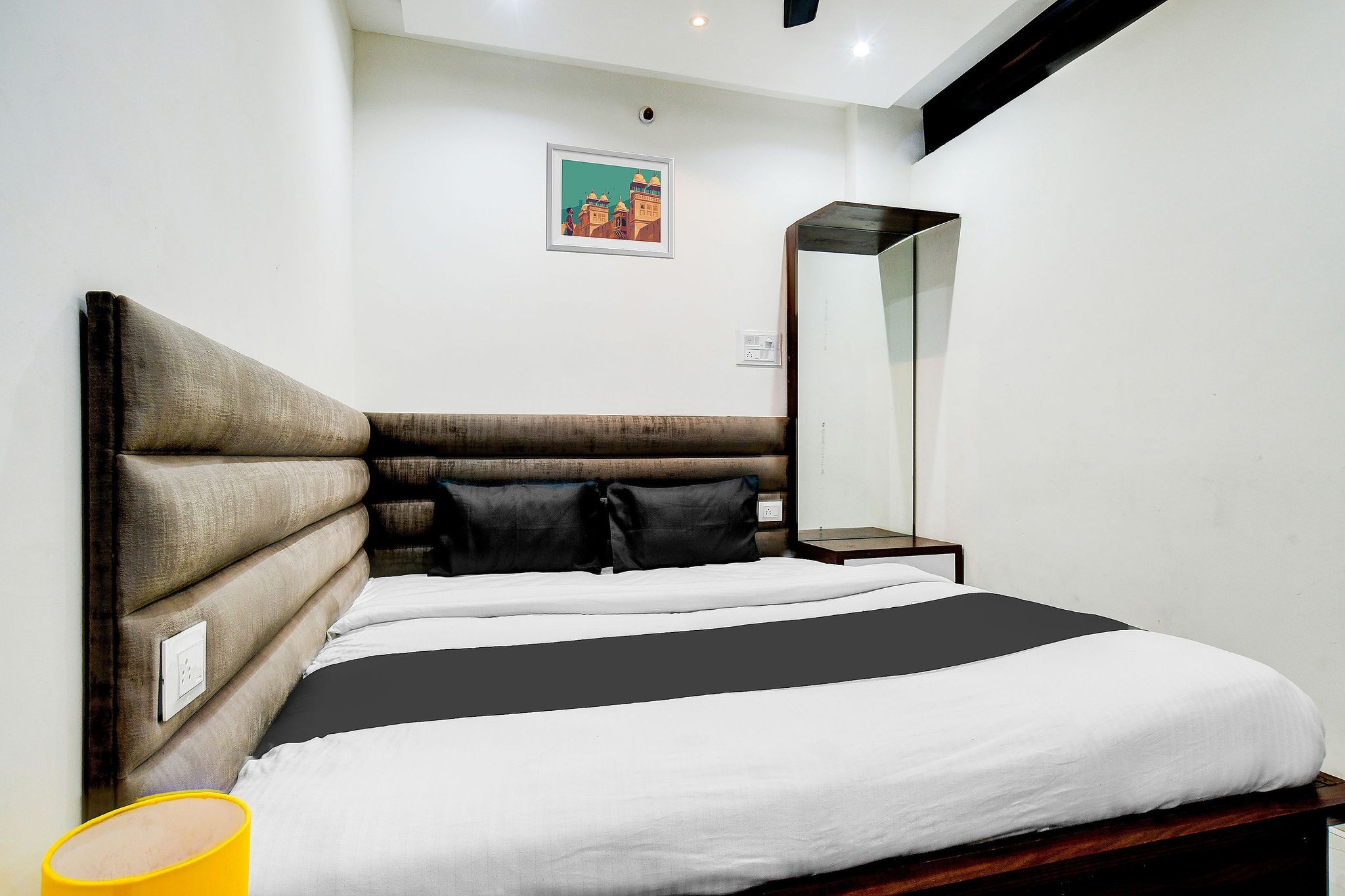 Super Townhouse LIG Main Road Indore Classic 12