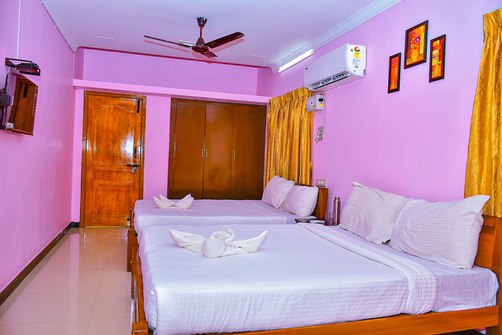 DELUXE AC COMPACT ROOM
