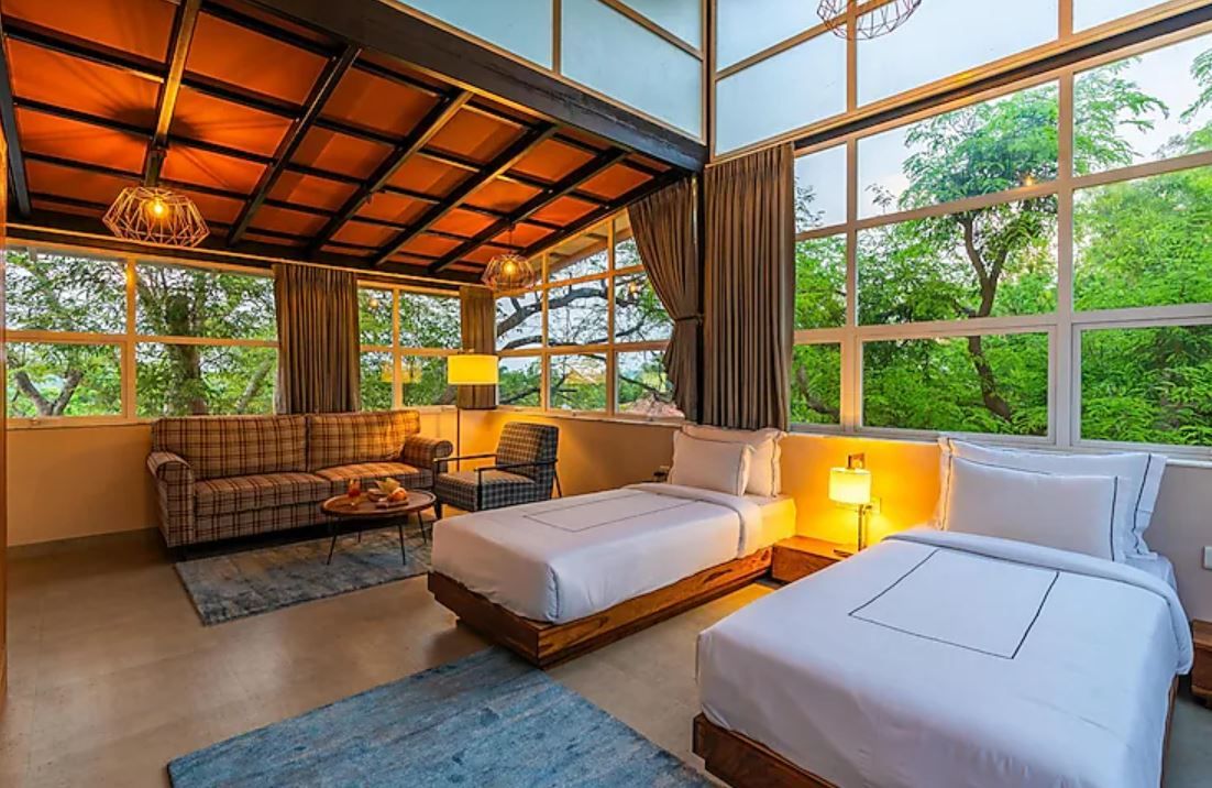 Luxury Quadruple Glass Room with Jacuzzi