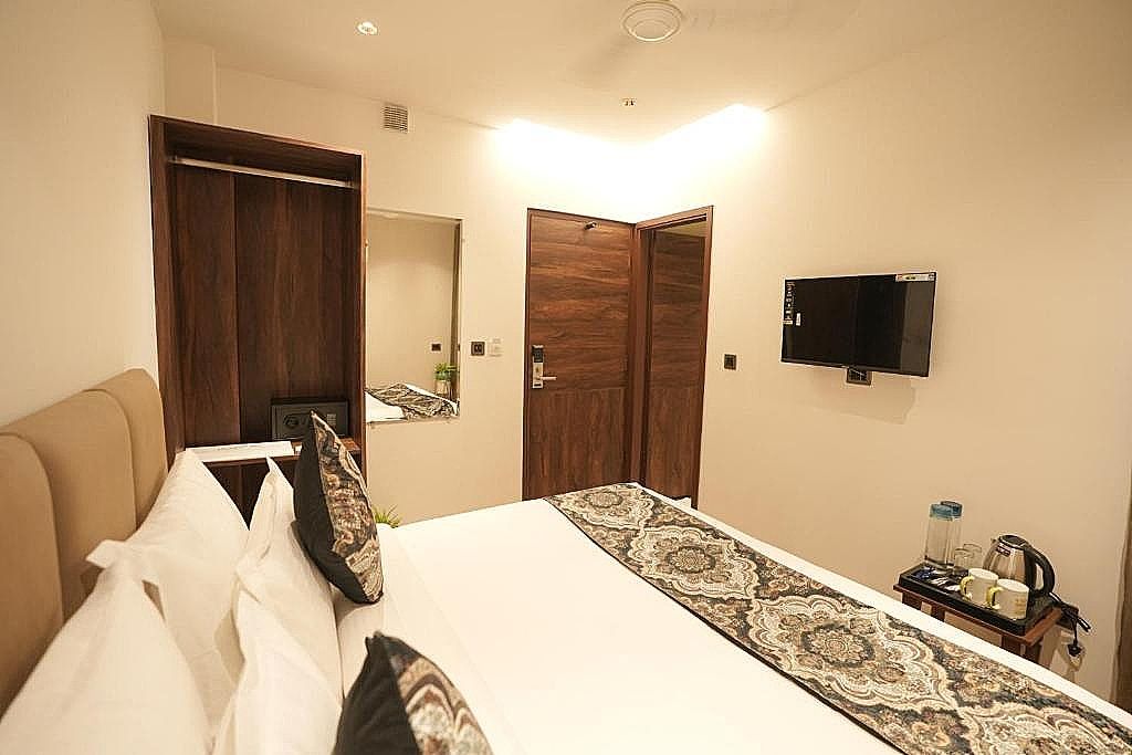 Hotel Aqua Blue Executive Queen Room 4