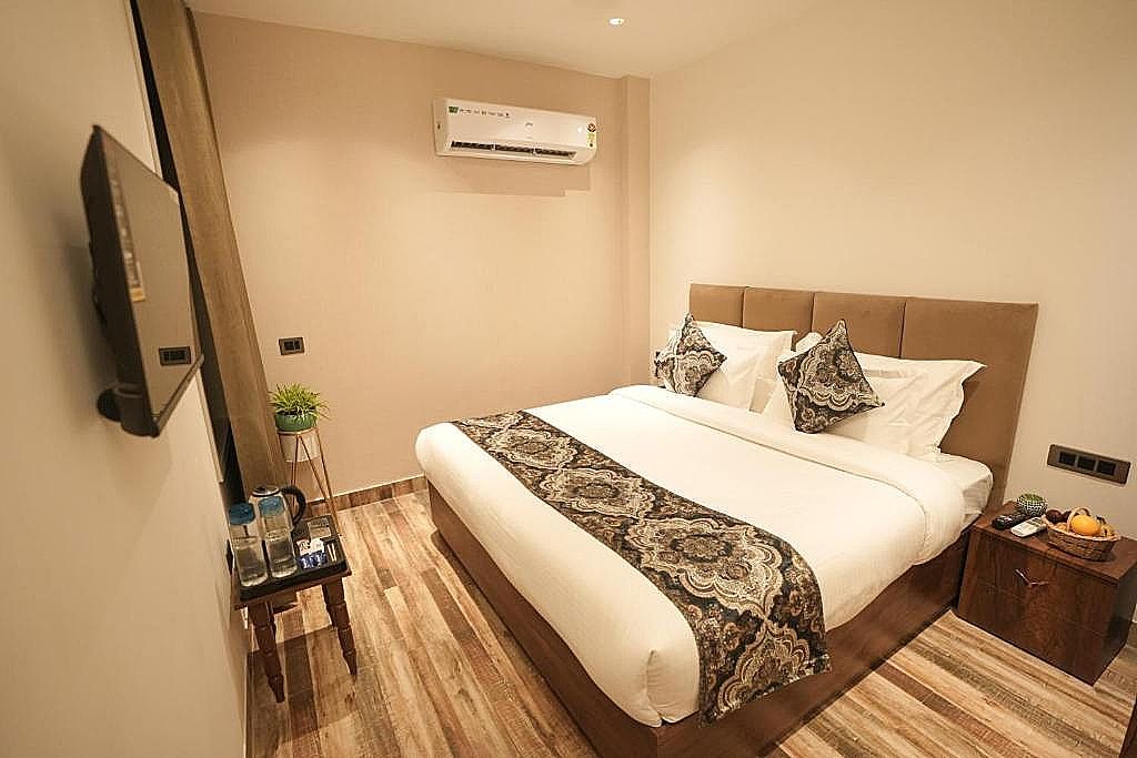 Hotel Aqua Blue Executive Queen Room 2