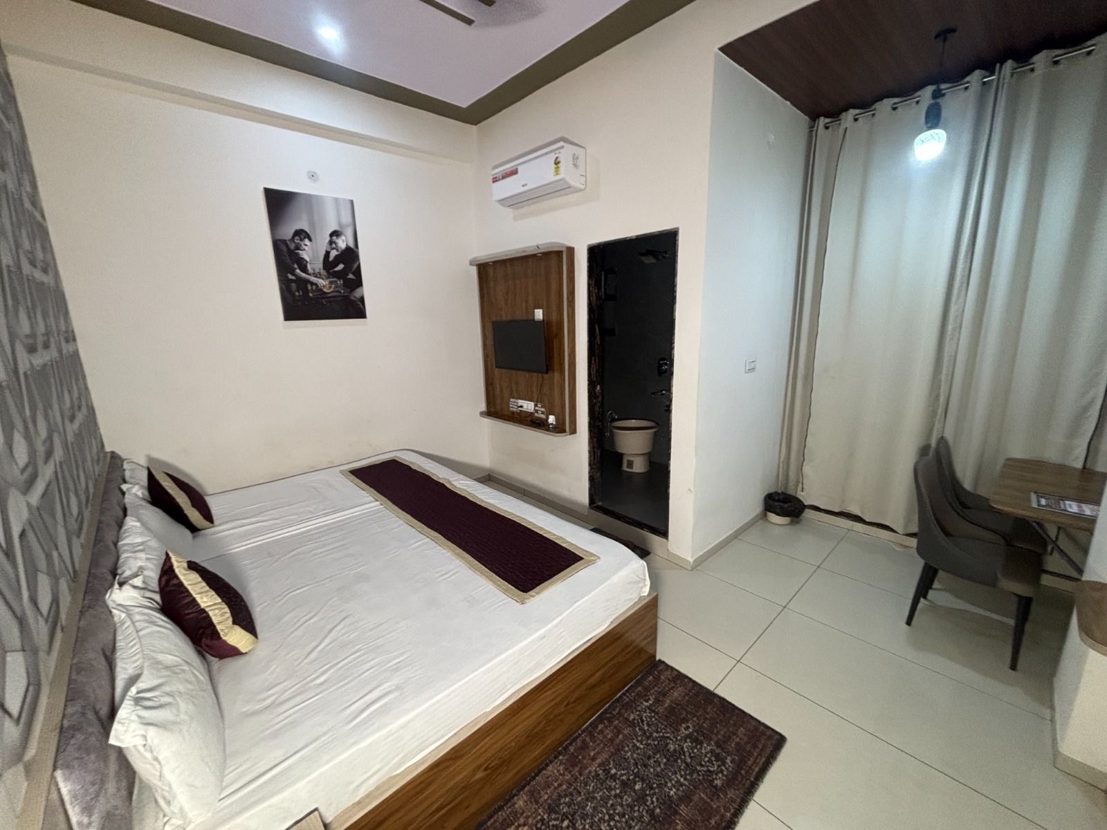  Hotel Hanuman Palace Family Room ( 2 Double Bed 4 Pax )