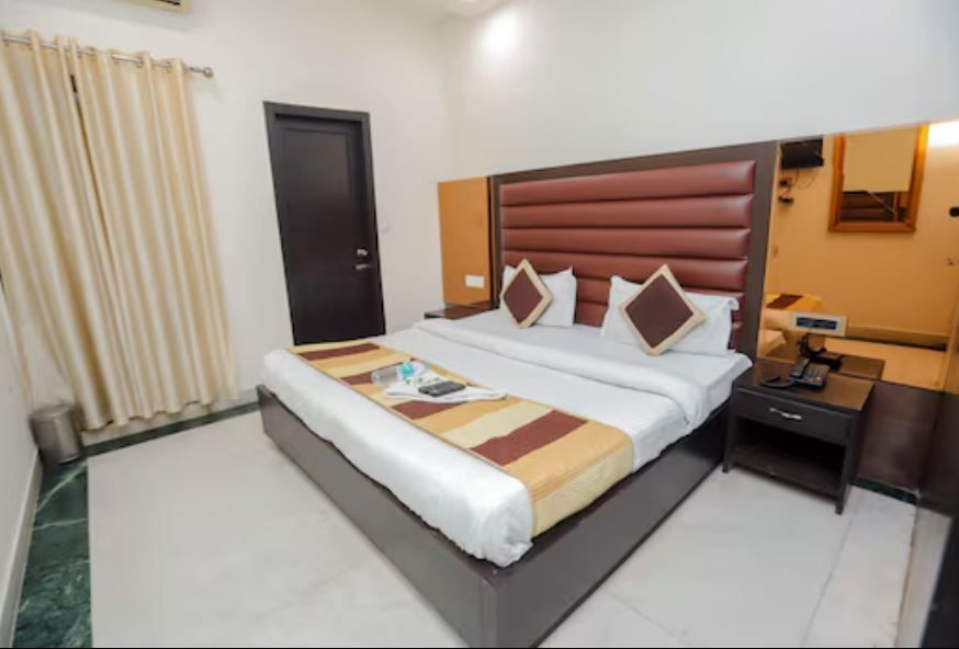 Hotel Premium Inn Sector 15, Noida Deluxe Room