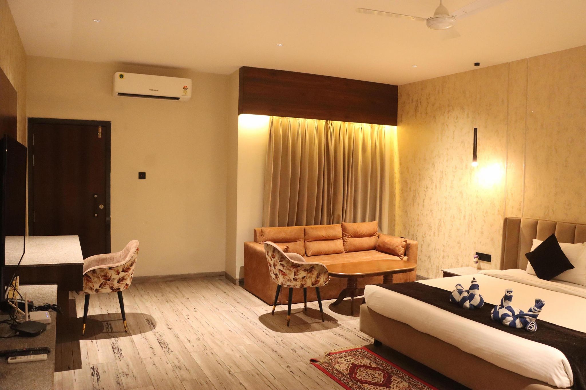 Motel Bilaspur City Executive King Size Bed Deluxe Room 2