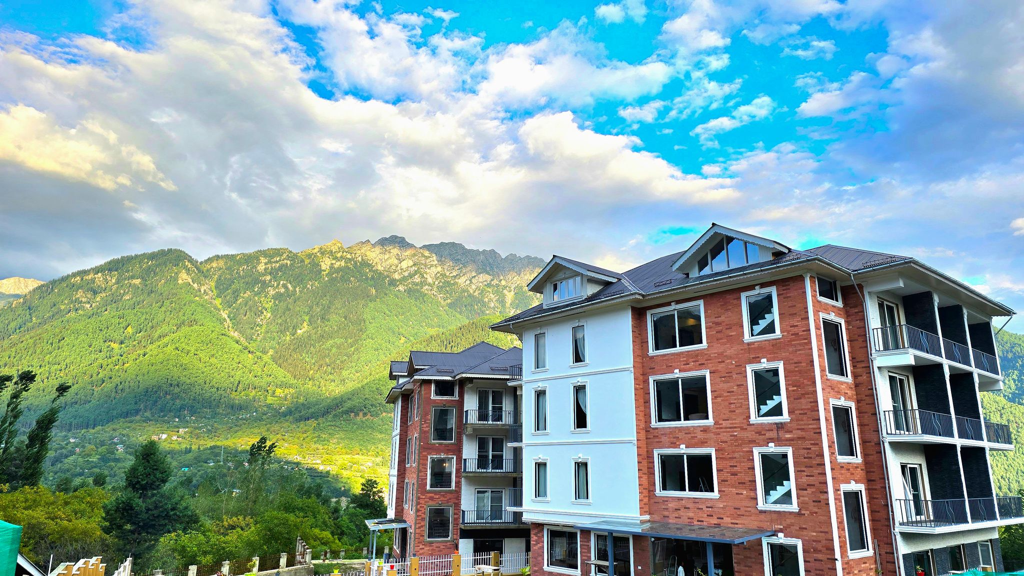 Hotel Twin Towers by Defoy