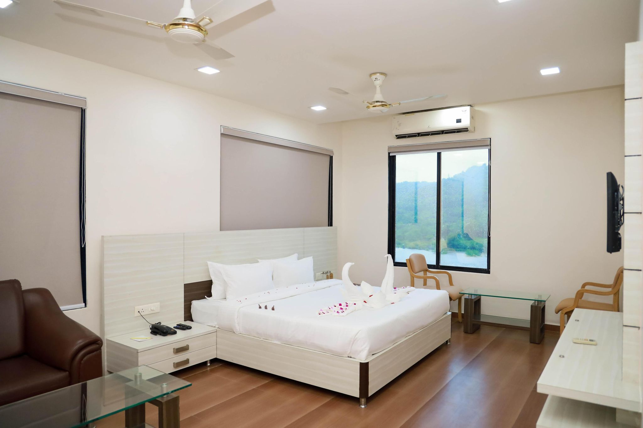 Praveg Rezort Silvassa Deluxe Room City View 7