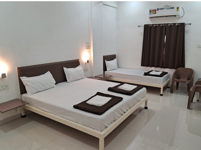 DELUXE AC TRIPLE BED