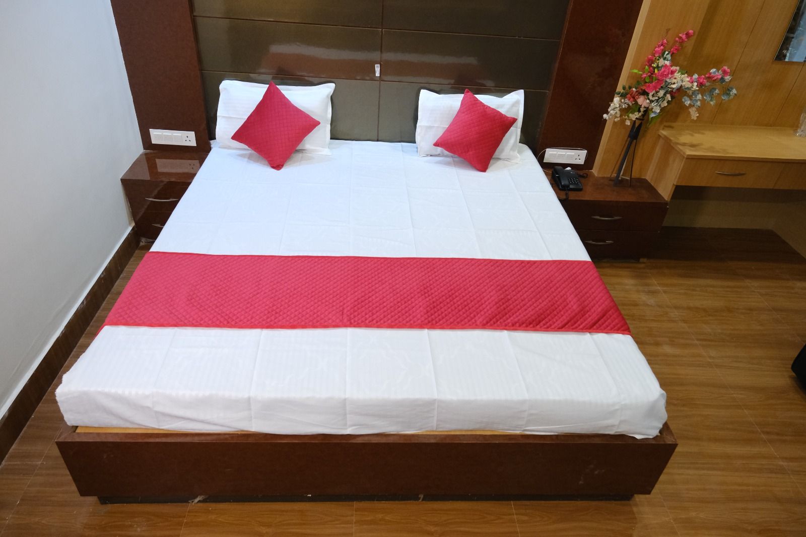 Hotel Golden Continental Premium Deluxe Double Bed  8