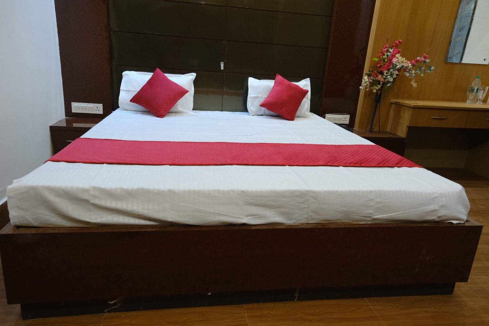 Hotel Golden Continental Premium Deluxe Double Bed  4