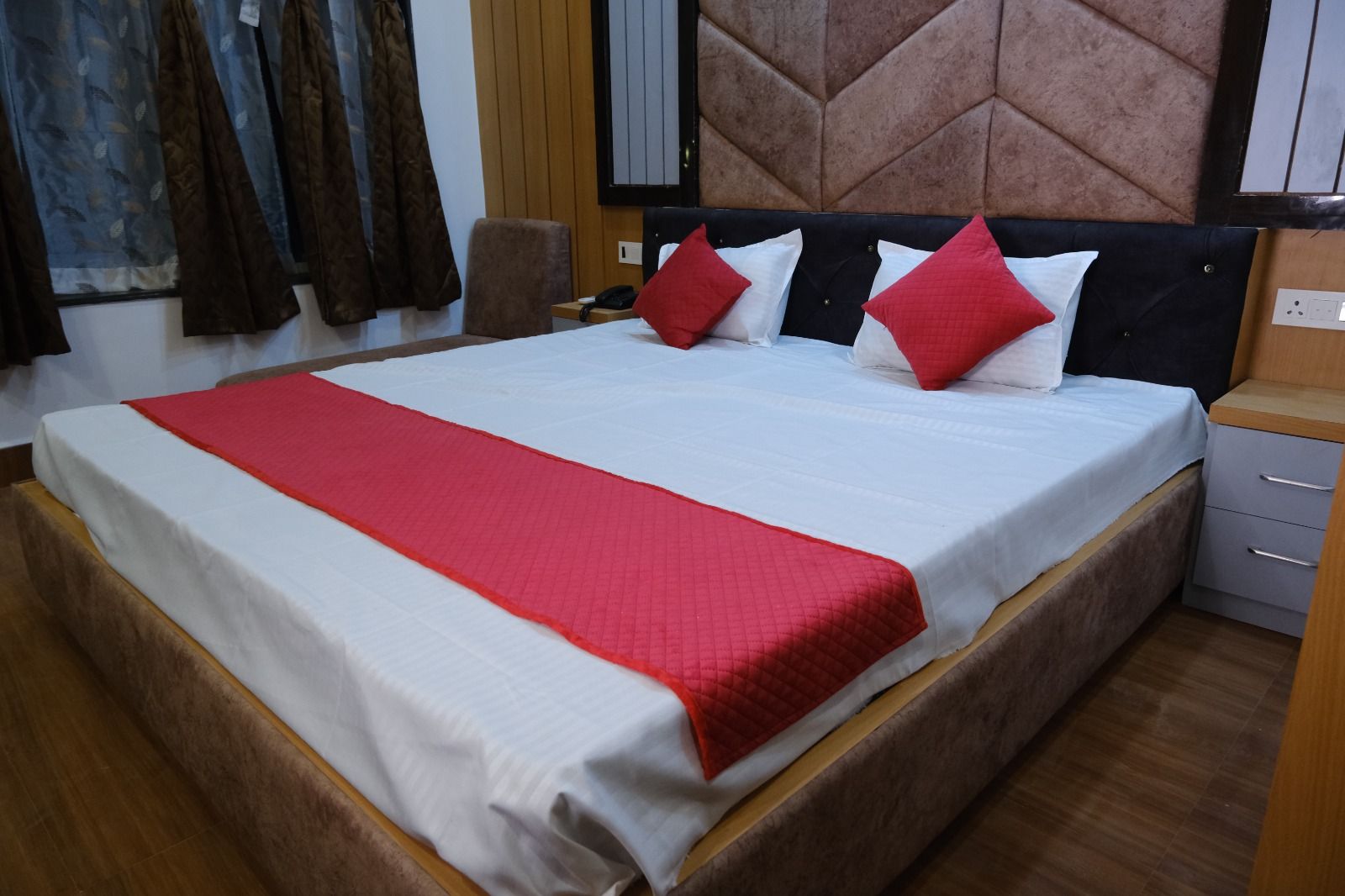 Hotel Golden Continental Premium Deluxe Double Bed  9