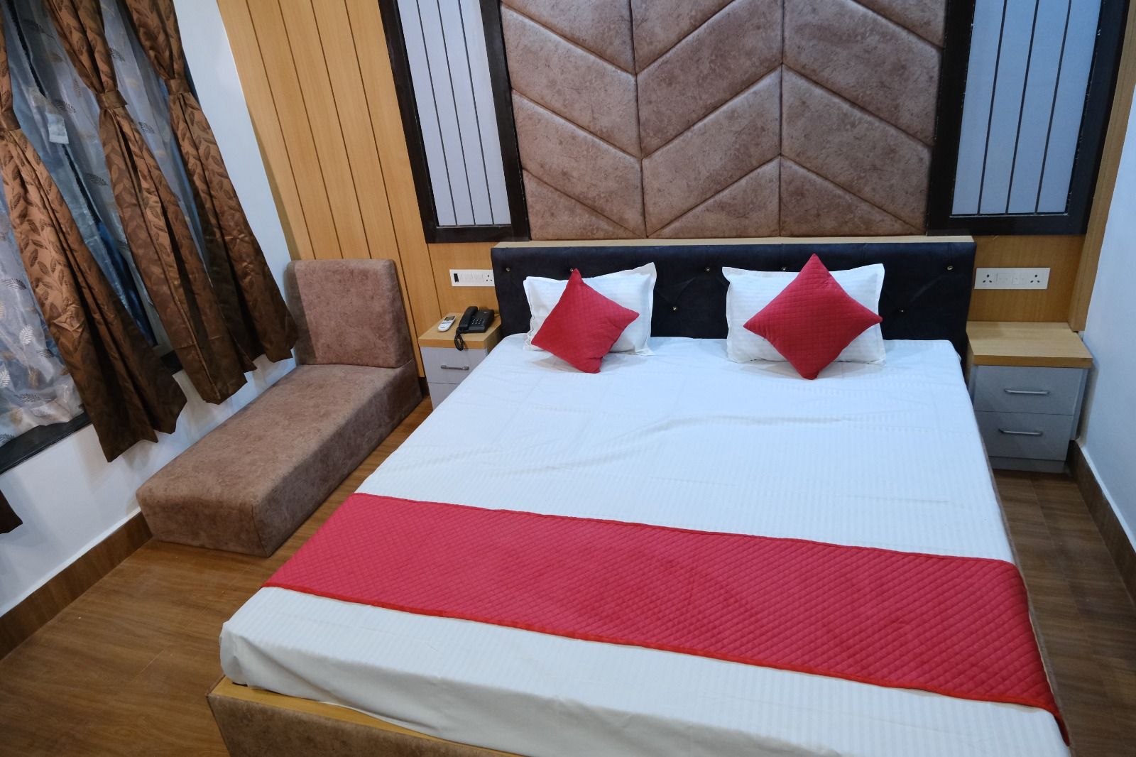 Hotel Golden Continental Premium Deluxe Double Bed  10