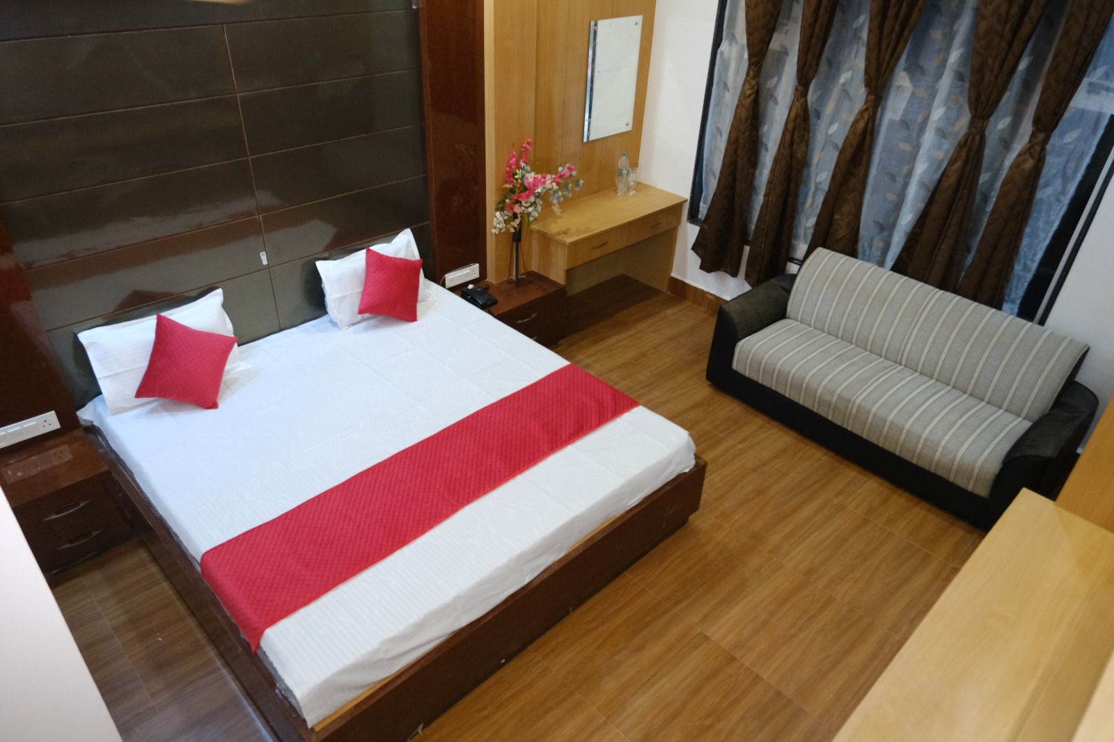 Hotel Golden Continental Premium Deluxe Double Bed  7