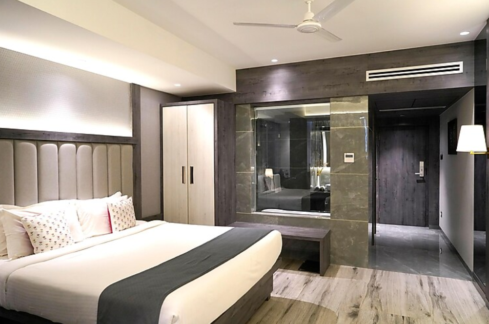 Suite Room With Bathtub