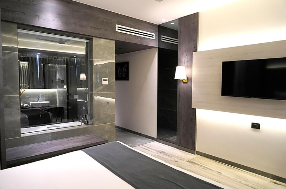 Suite Room With Bathtub