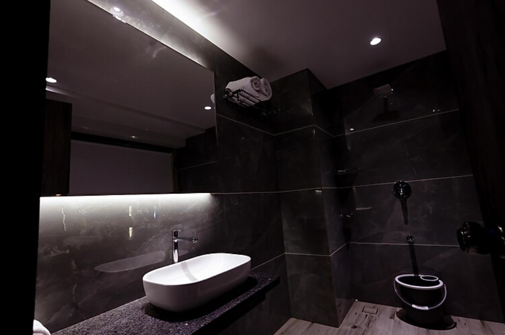 Suite Room With Bathtub