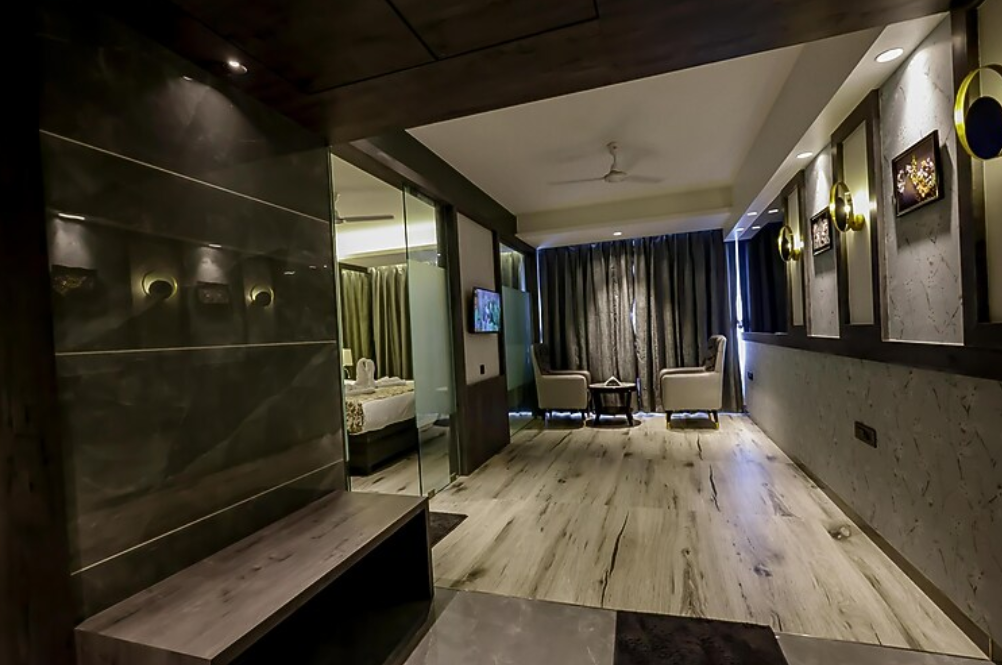 Suite Room With Bathtub