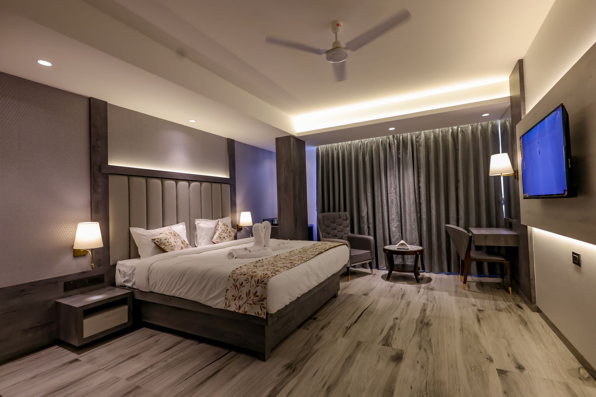 Executive Room with Bathtub- Hill View