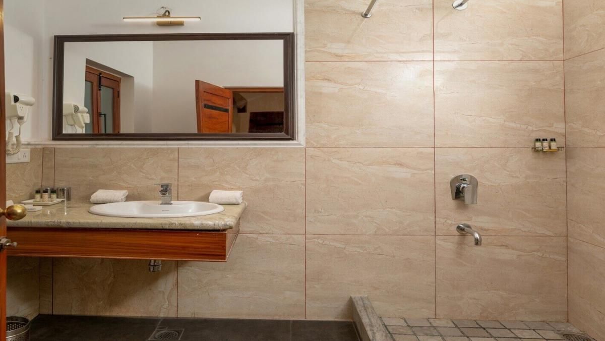 Indra Niwas Lake View Boutique Hotel Deluxe Room  10