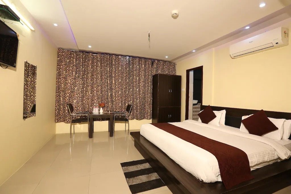 Deluxe Room (Delhi Local Id accepted ) Unmarried couple allowed