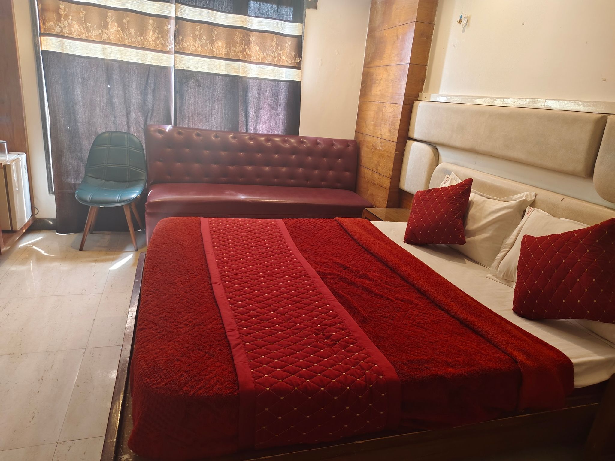 Deluxe Room (Delhi Local Id accepted ) Unmarried couple allowed