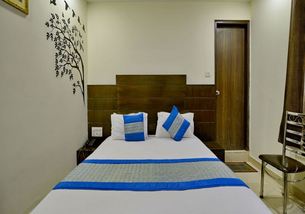 Deluxe Room (Delhi Local Id accepted ) Unmarried couple allowed