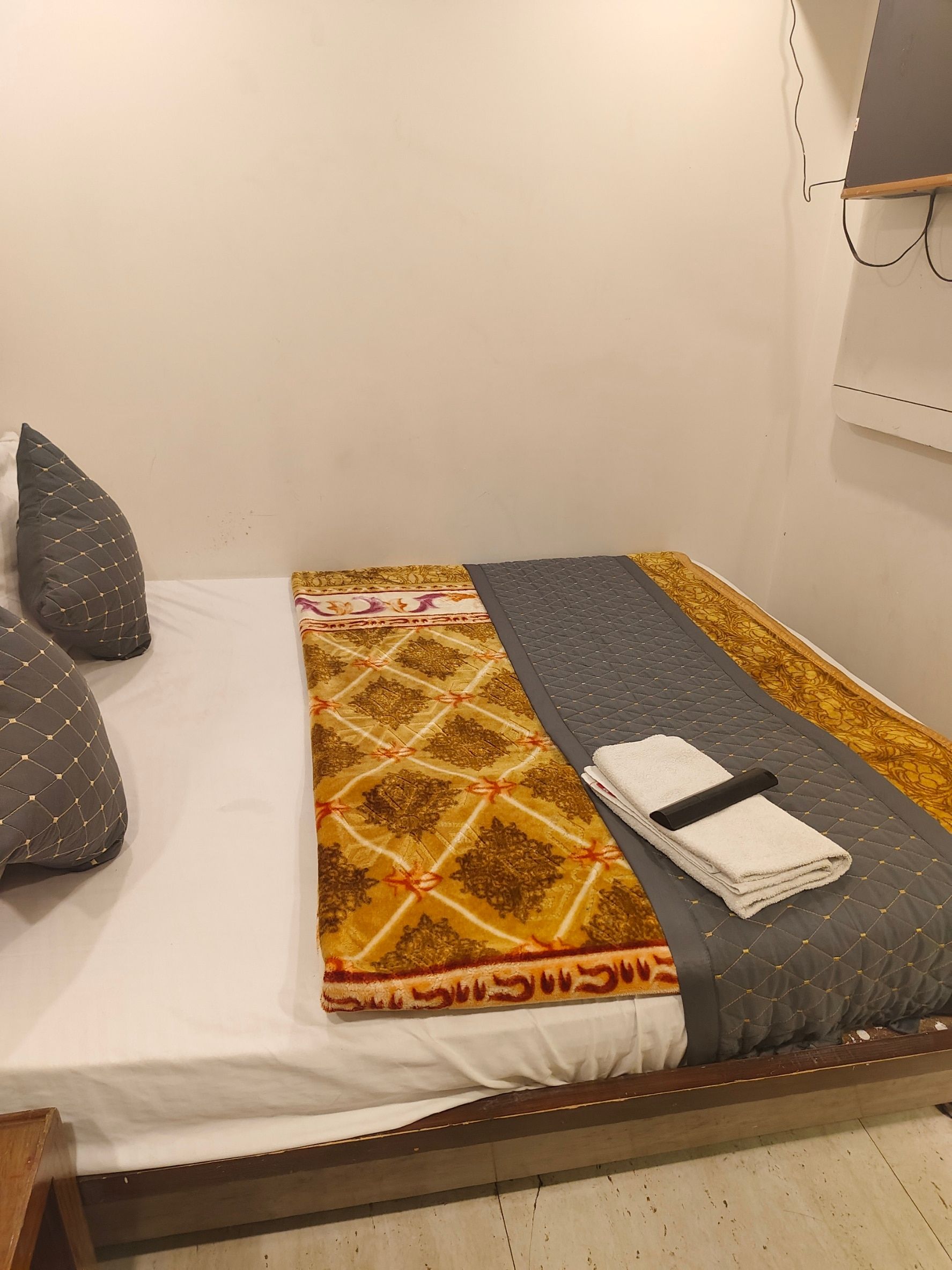 Deluxe Room (Delhi Local Id accepted ) Unmarried couple allowed