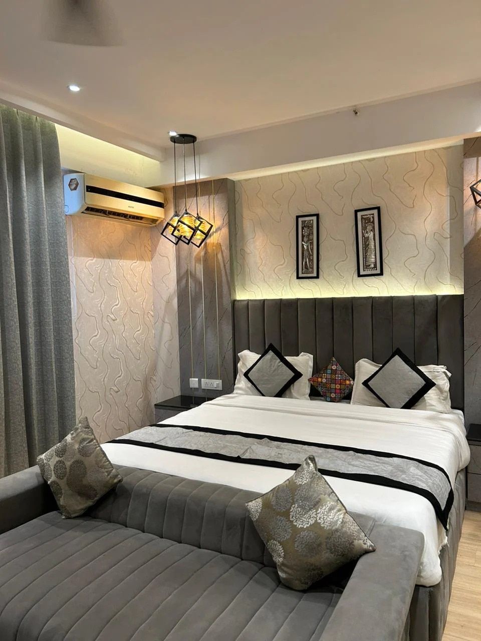 Deluxe Room (Delhi Local Id accepted ) Unmarried couple allowed