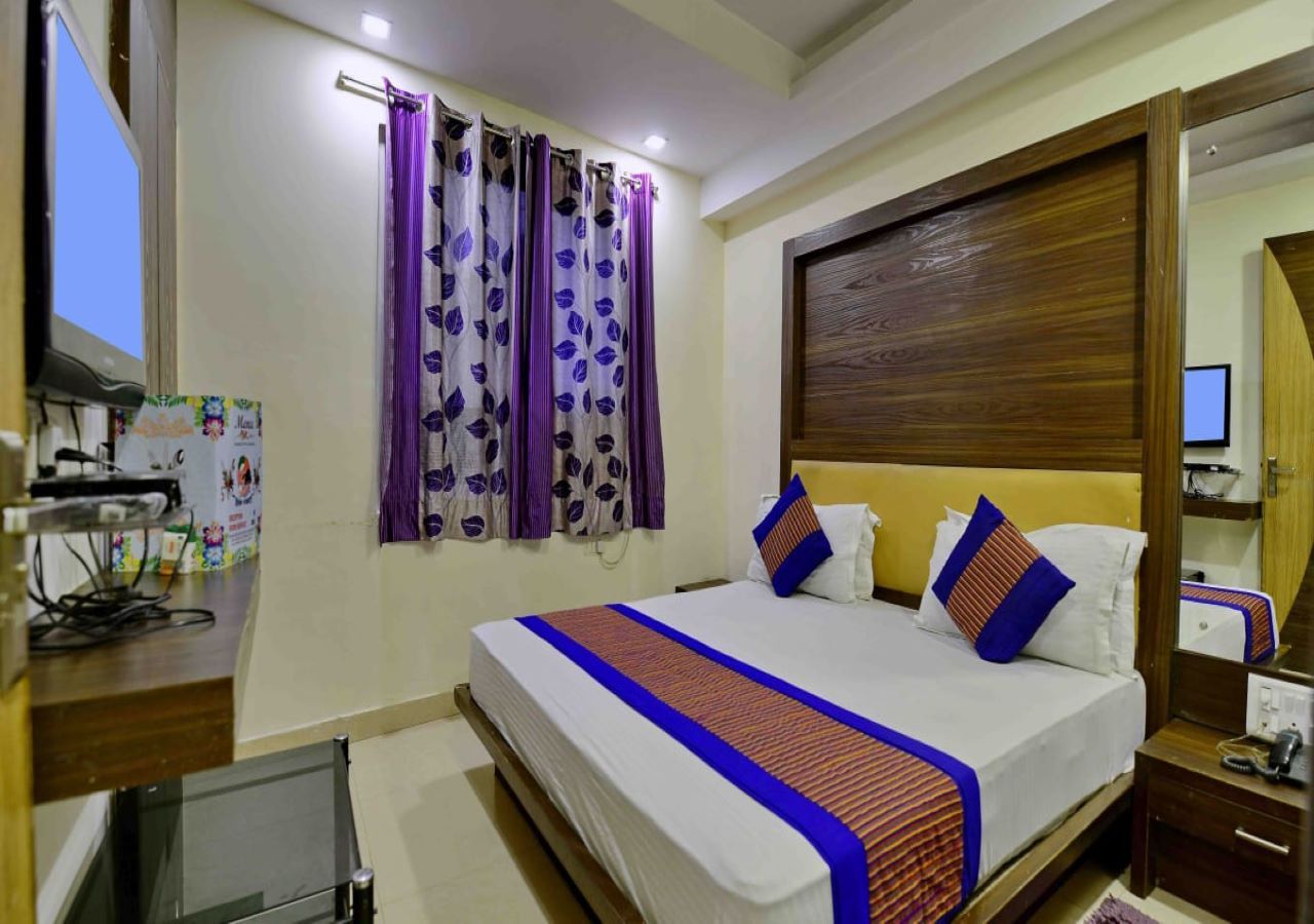 Deluxe Room (Delhi Local Id accepted ) Unmarried couple allowed