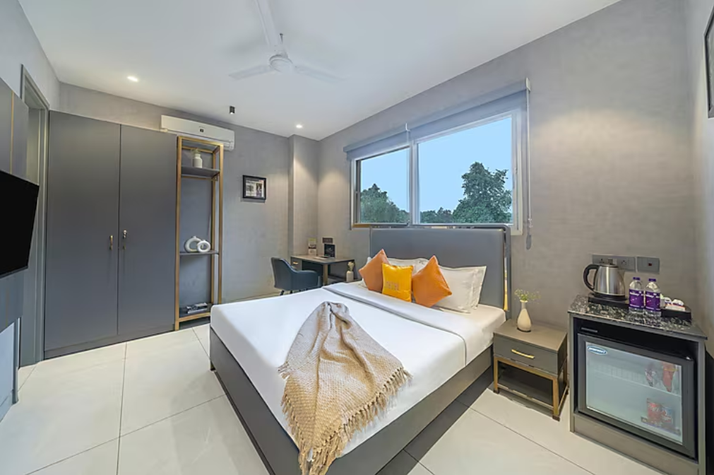 Y Stays by Lime Tree Hotels , Greater Noida Nearby India Expo Centre & Mart King room with Balcony - HI Speed WIFI 2