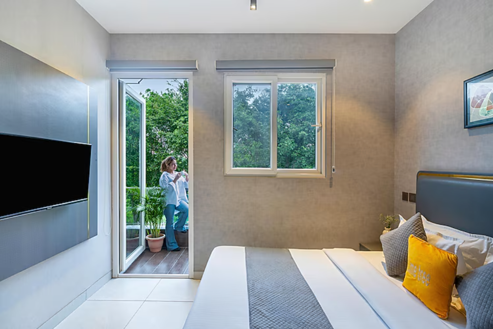 Y Stays by Lime Tree Hotels , Greater Noida Nearby India Expo Centre & Mart King room with Balcony - HI Speed WIFI 7