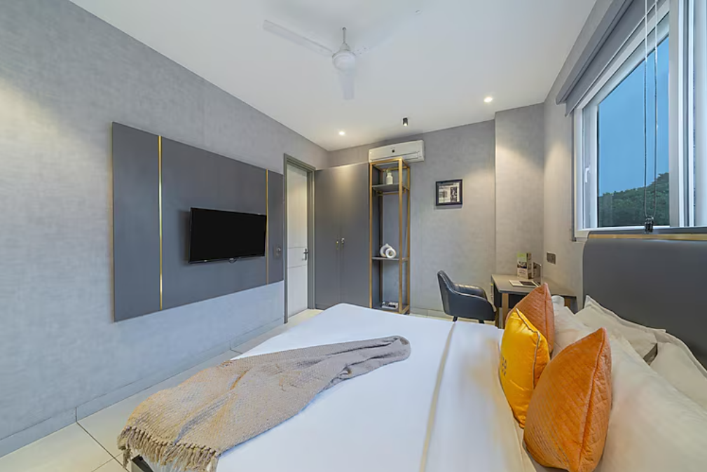 Y Stays by Lime Tree Hotels , Greater Noida Nearby India Expo Centre & Mart King room with Balcony - HI Speed WIFI 8