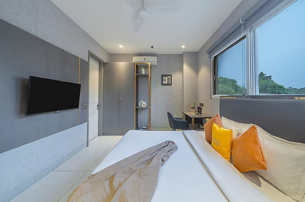 Y Stays by Lime Tree Hotels , Greater Noida Nearby India Expo Centre & Mart King room with Balcony - HI Speed WIFI 4