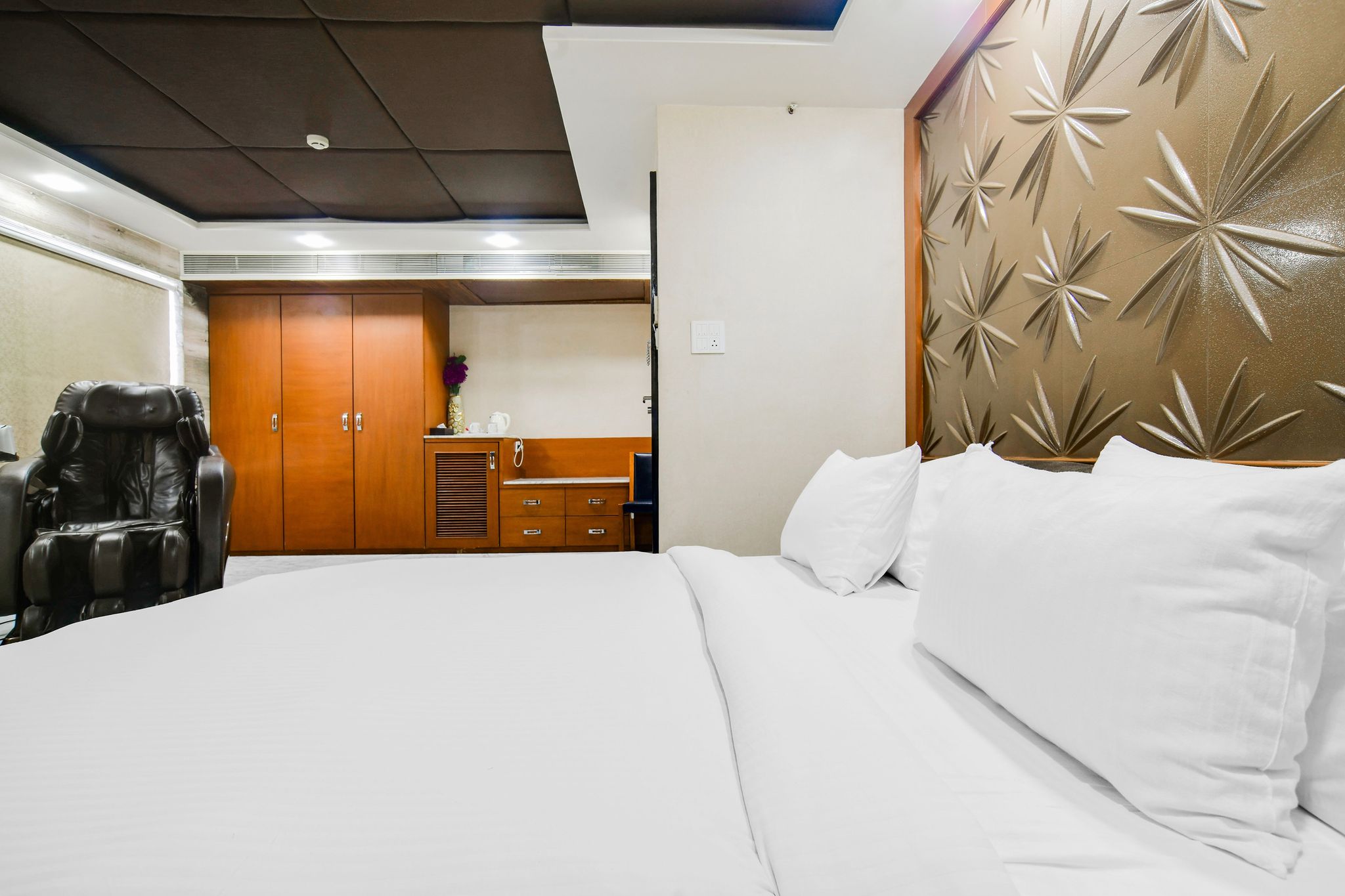 Palette by CheckIn Chappan Market Indore Formerly Sapphire Star Suite 15