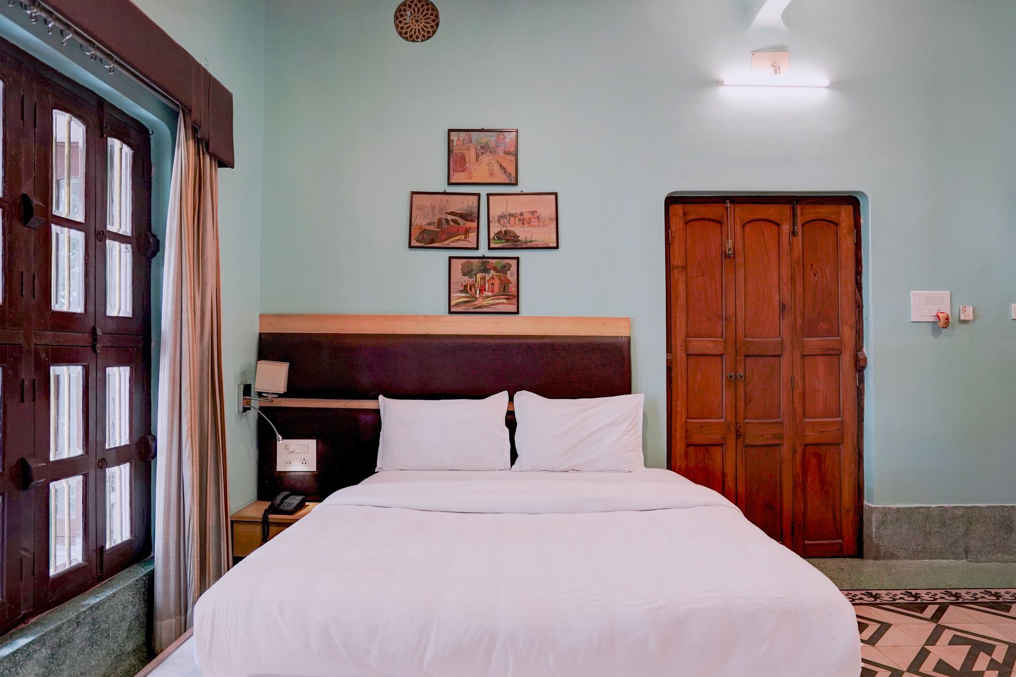 Palette by CheckIn Heritage Scindia Ghat Suite 2