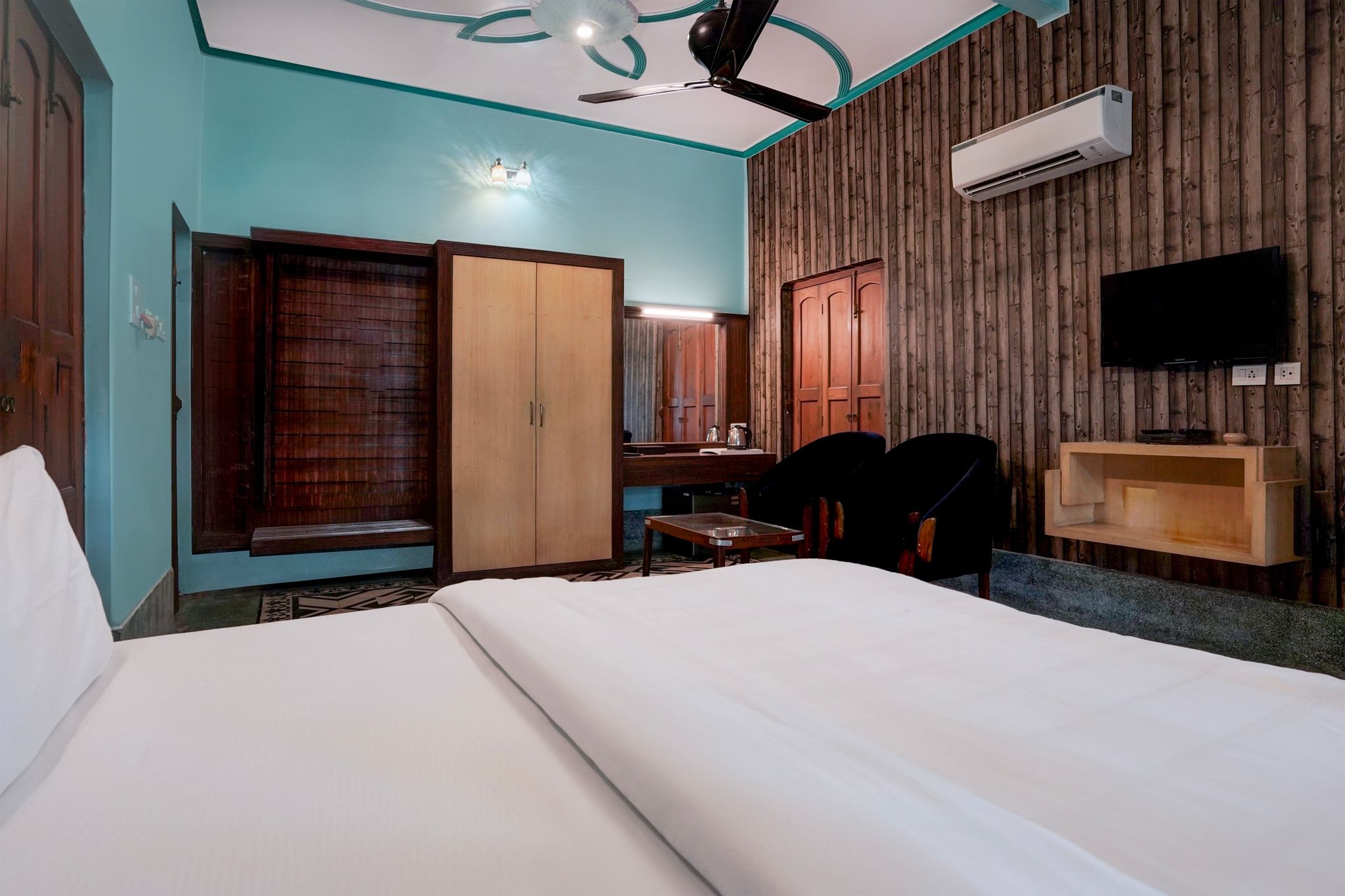 Palette by CheckIn Heritage Scindia Ghat Suite 4