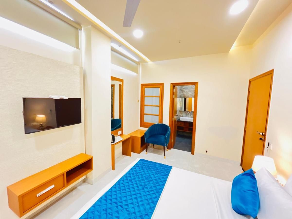 Hotel The Orchid Tree, Amritsar Deluxe King Room 2