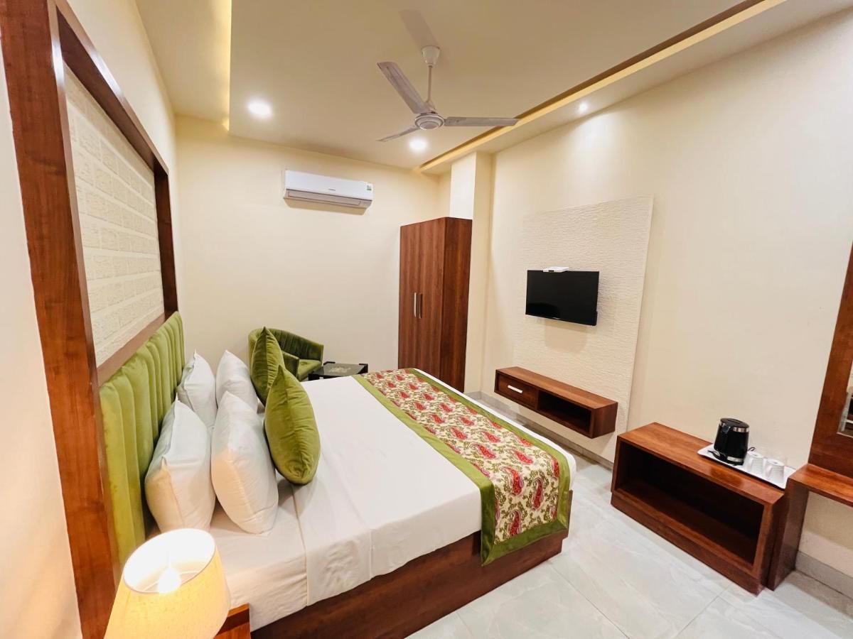 SUPREME ROOM with SMART LED TV