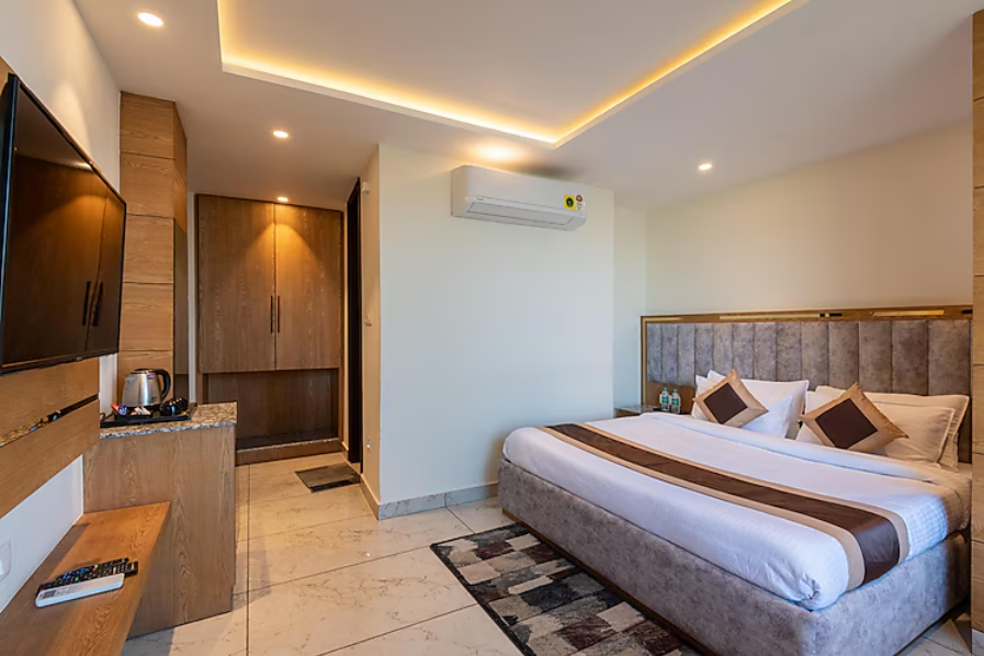 The Seasons Dalhousie - Best Valley View & Mountain View AC Hotel in Dalhousie Valley View Royal Executive Room 4