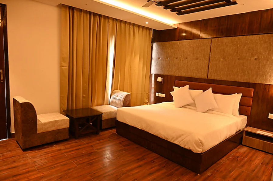 GREEN RETREAT HOTELS DELUXE ROOM WITH PRIVATE BALCONY 8