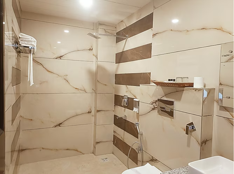 GREEN RETREAT HOTELS DELUXE ROOM WITH PRIVATE BALCONY