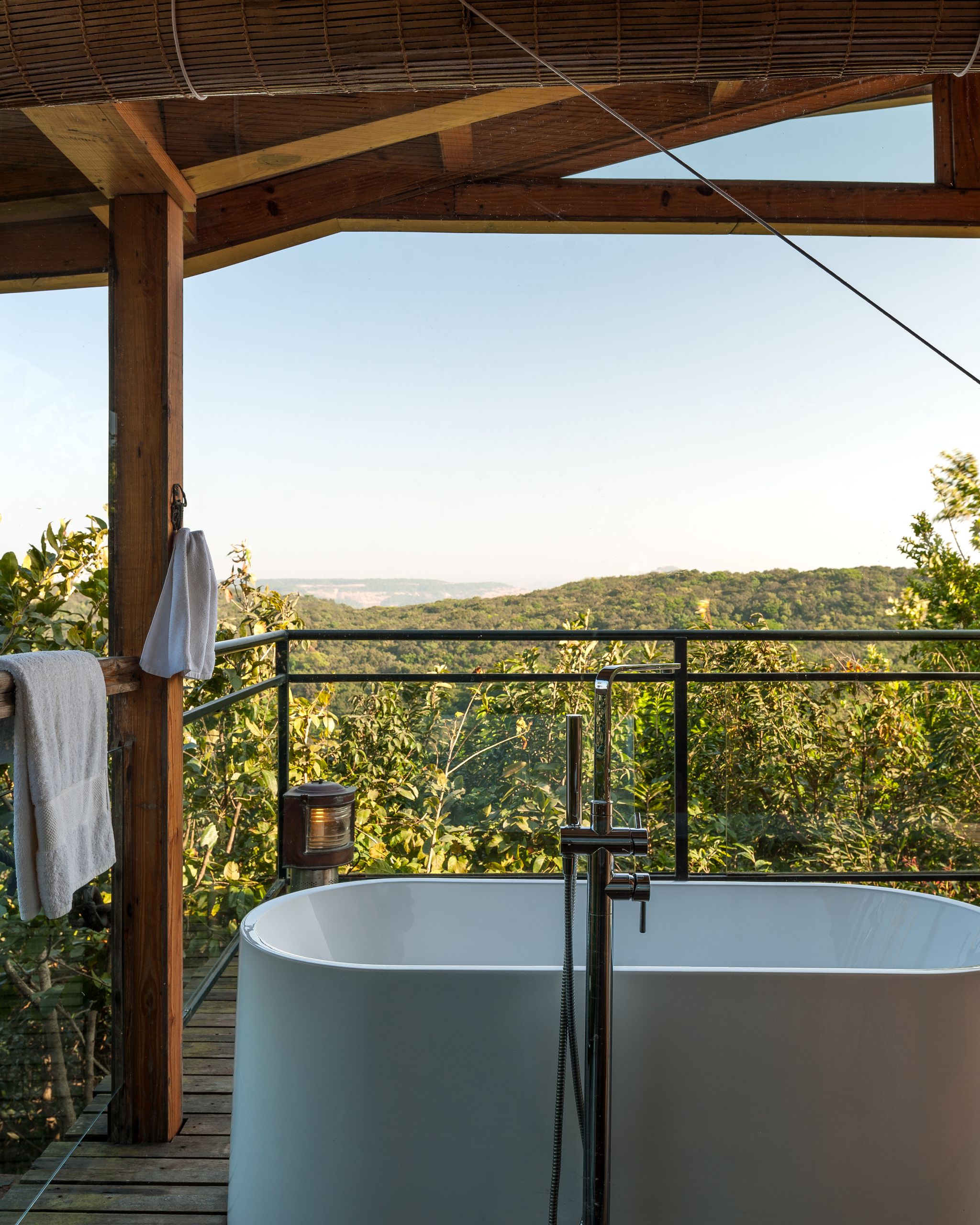 Canopy Machan with Bathtub on Deck