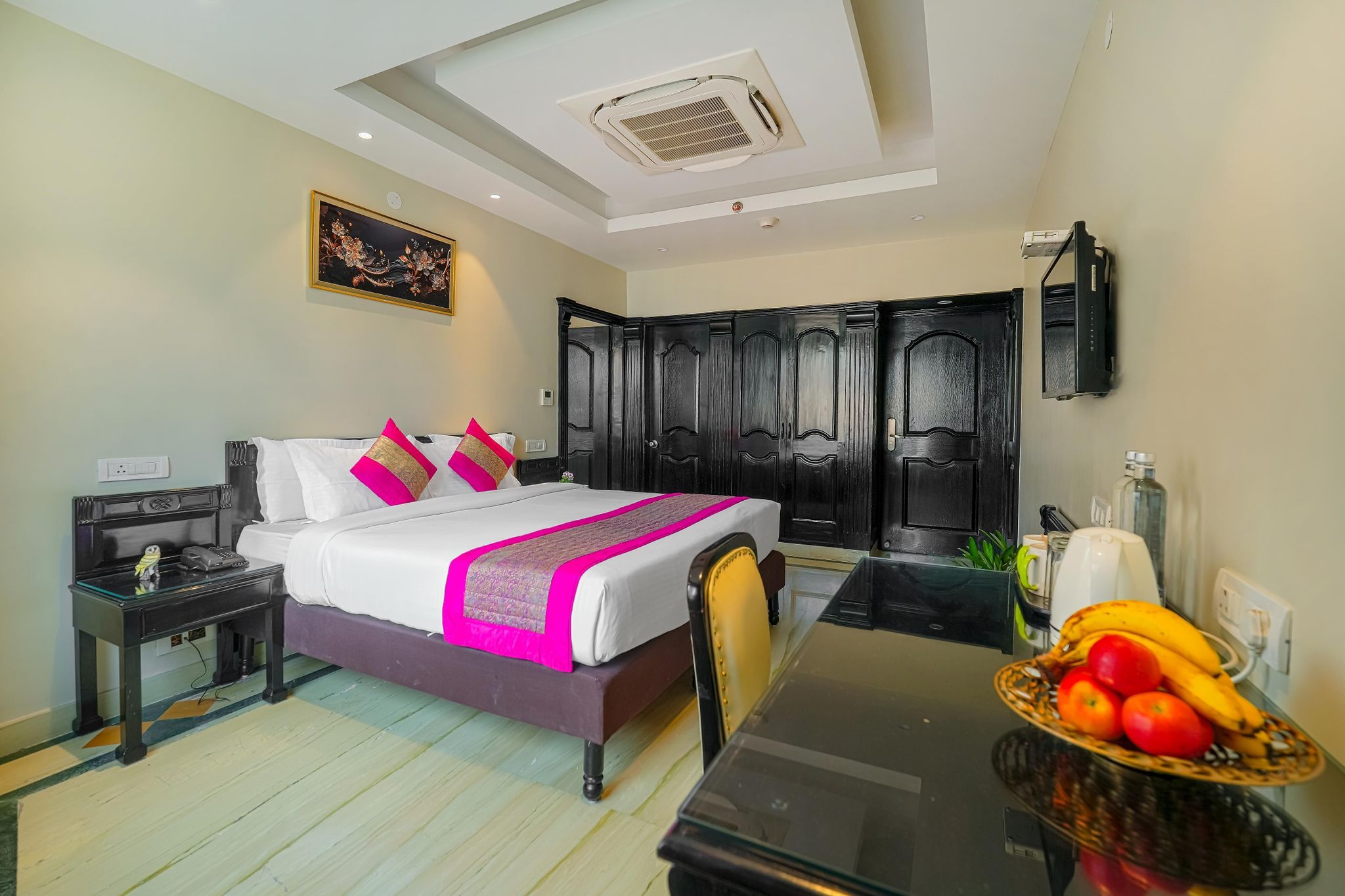 One Earth City Heart Amritsar Deluxe Queen Room 4