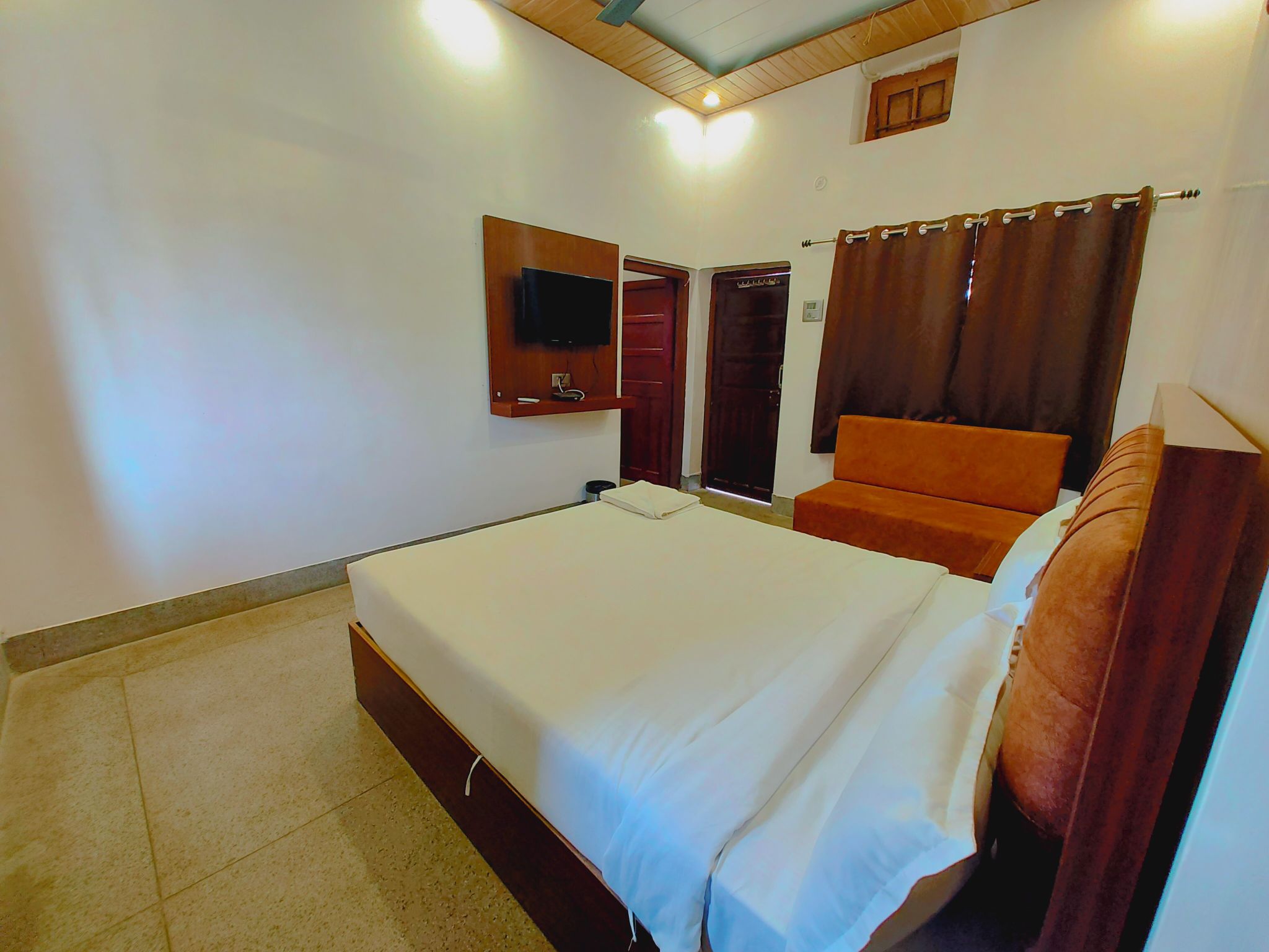 Shree Gulab Mansion Hotel and Restaurant Deluxe AC Room 4