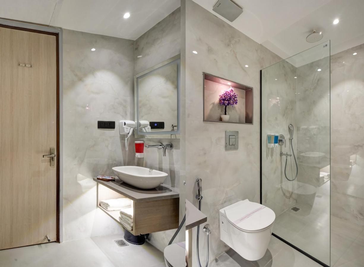 Hotel Gold The Royal With Luxurious Rooftop Restaurant Executive Suite With Window 4
