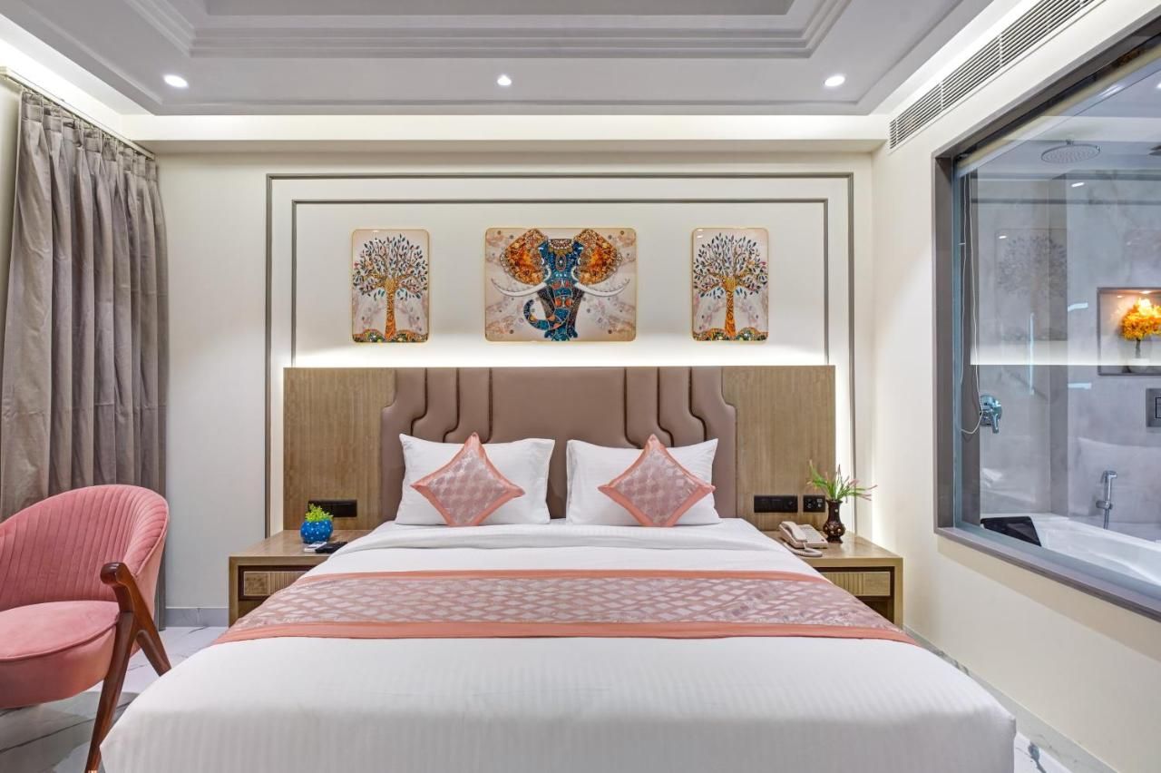 Hotel Gold The Royal With Luxurious Rooftop Restaurant Executive Suite With Window 3