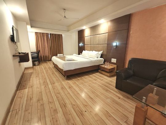 The Sky Comfort, Vejalpur Deluxe Double Room 3