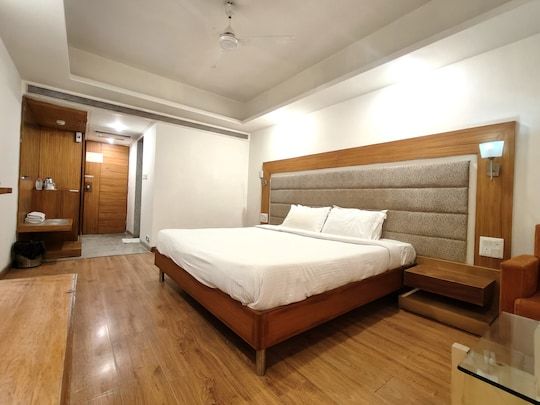 The Sky Comfort, Vejalpur Deluxe Double Room 6
