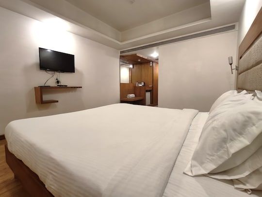 The Sky Comfort, Vejalpur Deluxe Double Room 4