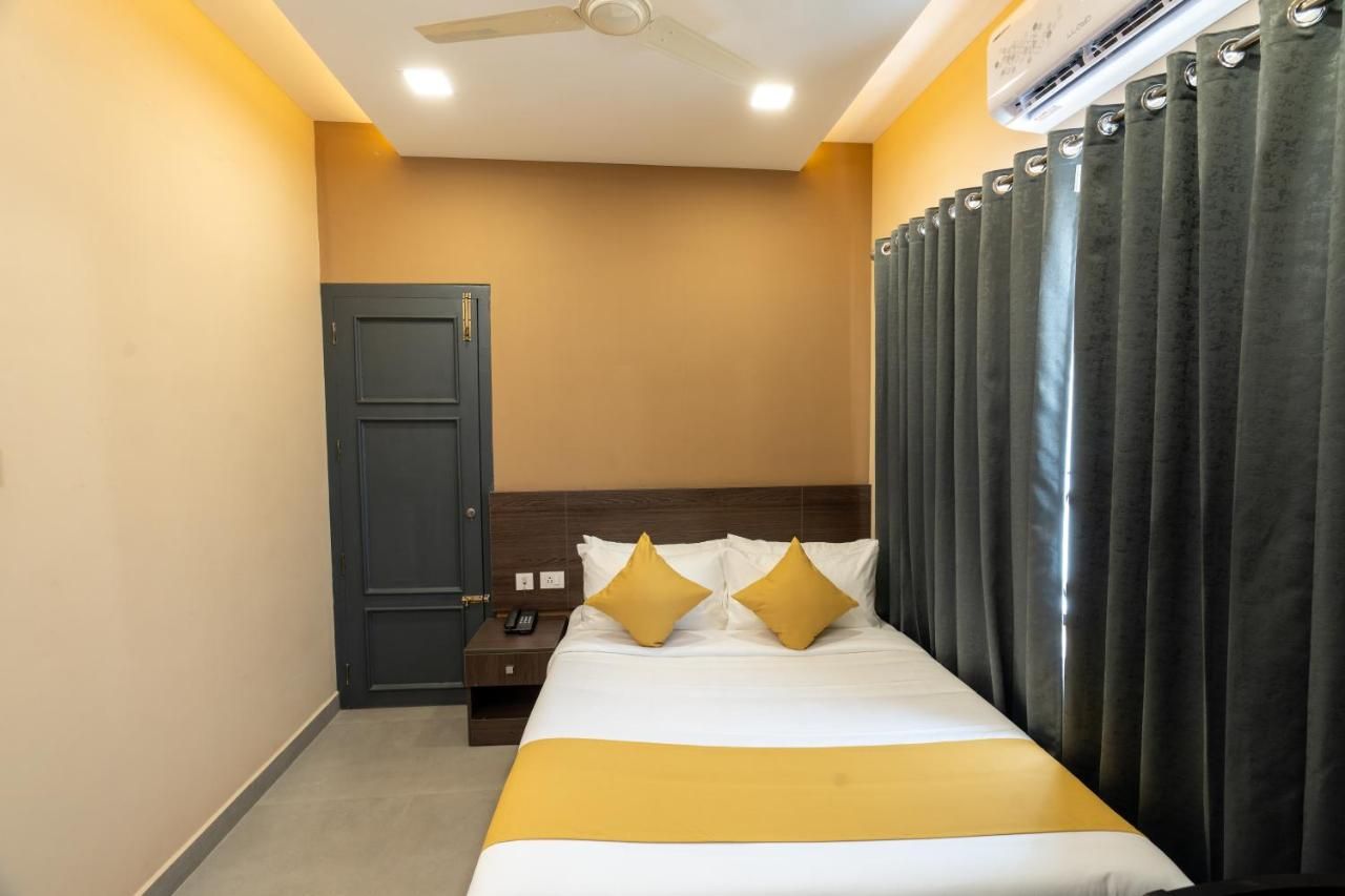 Deluxe Room AC